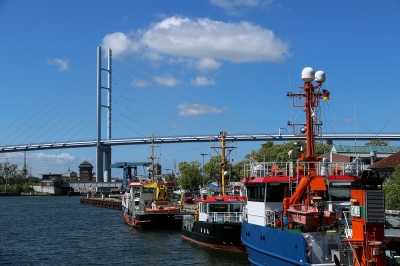 Rügendamm mit Schiffen von Dähnholm aus gesehen