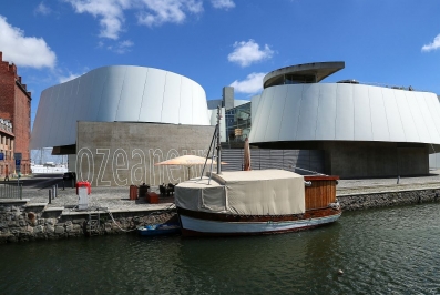 Stralsund - das Ozeaneum und die Gorch Fock im Hintergrund